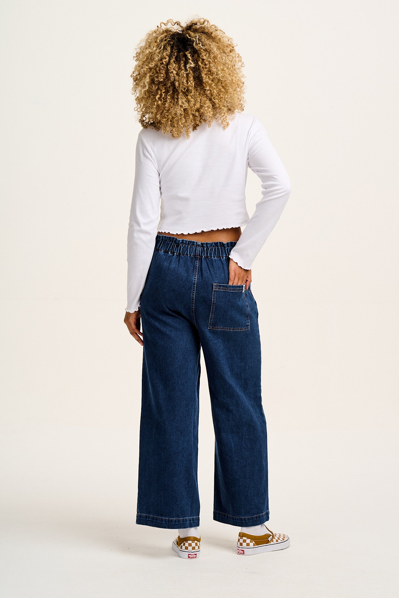 Hansel - Long Sleeve Cotton Crop Top in White - Image 4