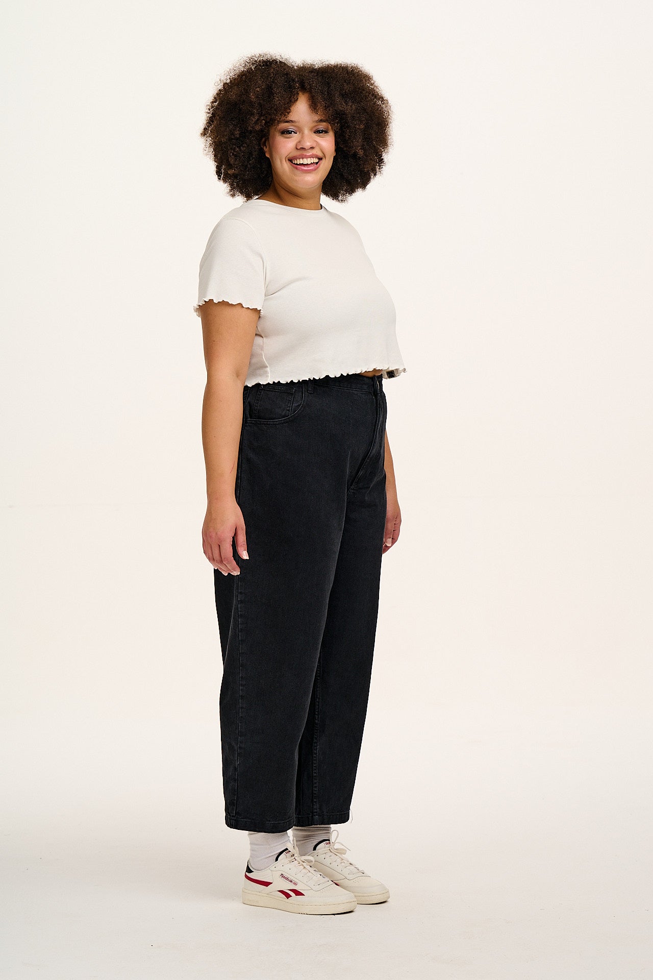 Drew - Cropped Straight Leg Denim Jeans in Washed Black - Image 10