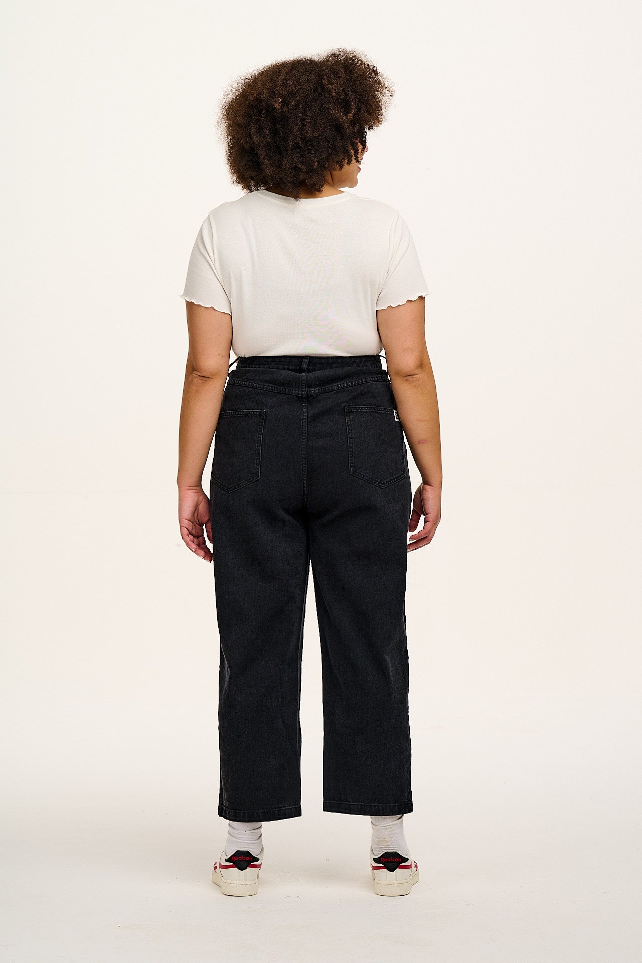 Drew - Cropped Straight Leg Denim Jeans in Washed Black - Image 11