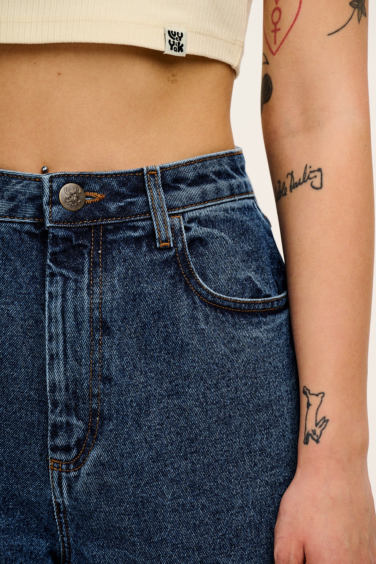 Dana - Mom Denim Jeans in Mid Wash Blue - Image 4