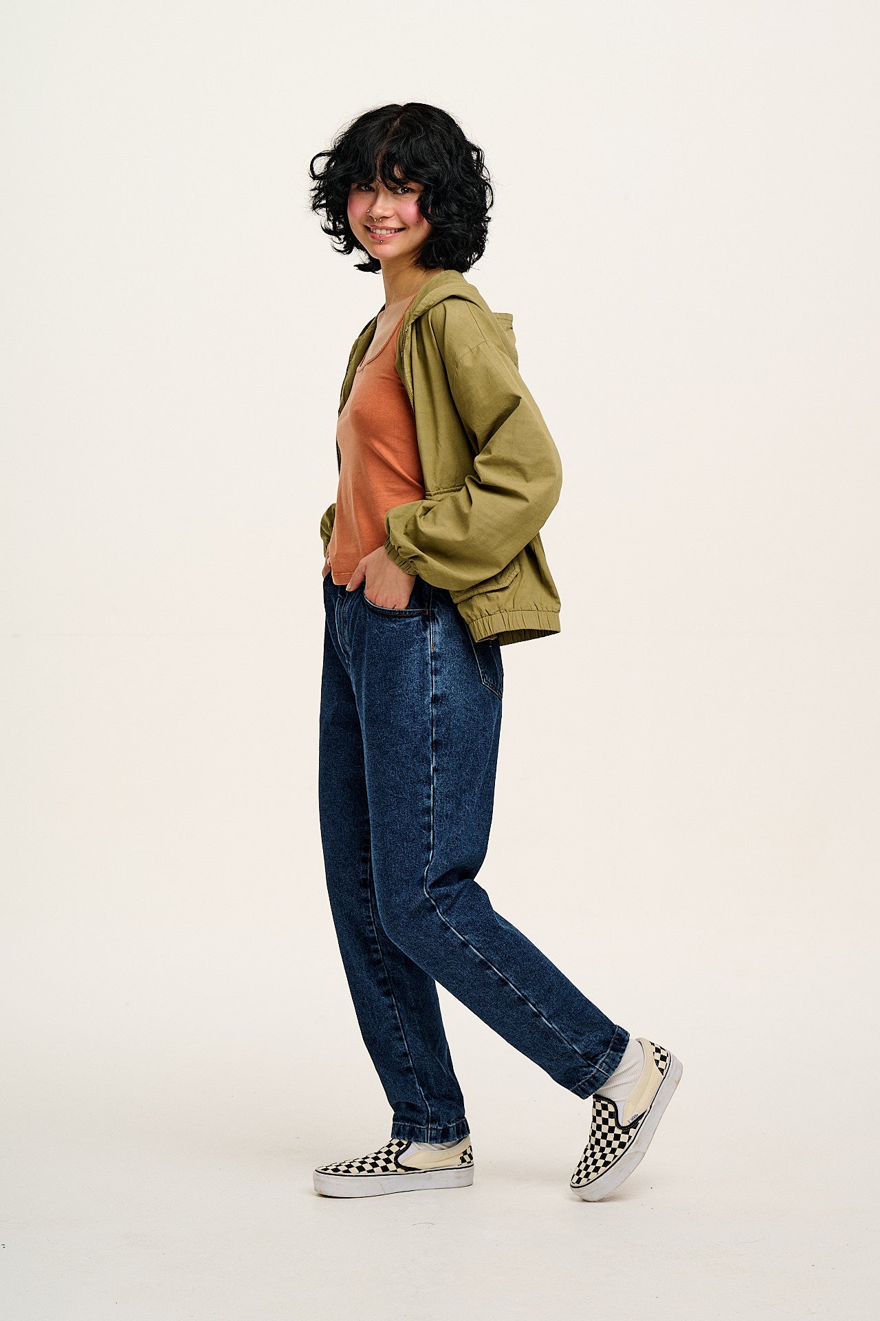 Dana - Mom Denim Jeans in Mid Wash Blue - Image 7