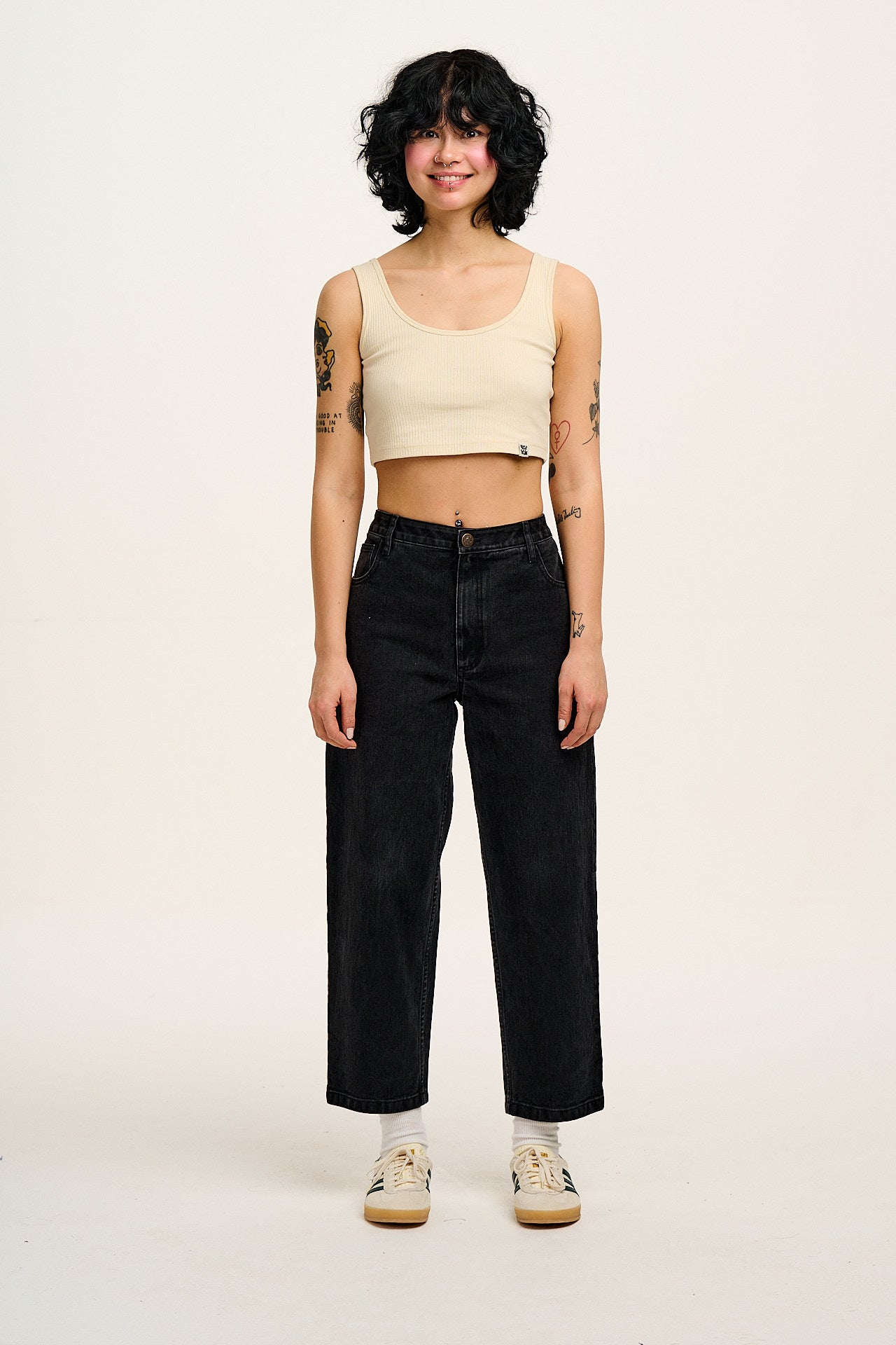 Drew - Cropped Straight Leg Denim Jeans in Washed Black - Image 4