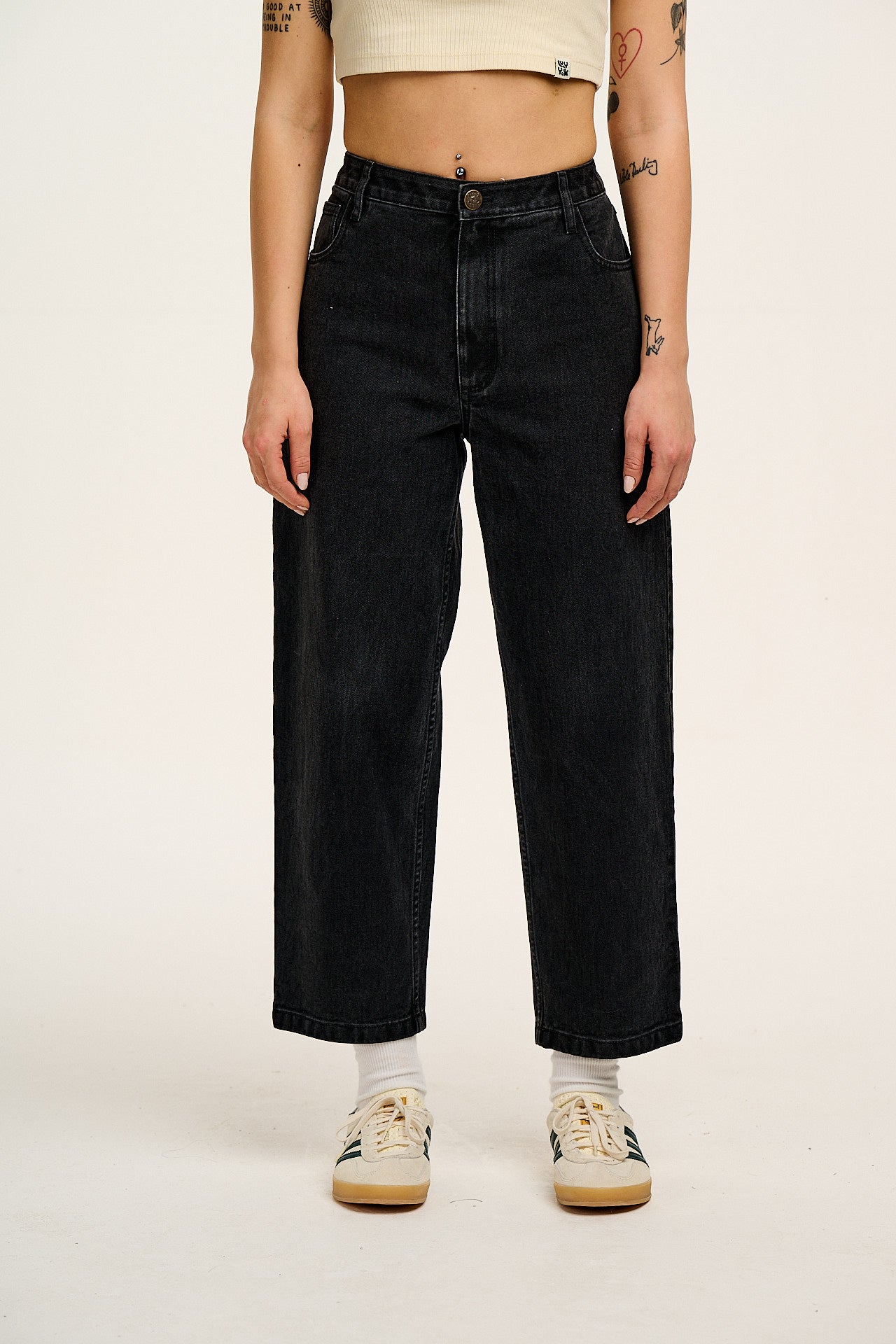 Drew - Cropped Straight Leg Denim Jeans in Washed Black - Image 2