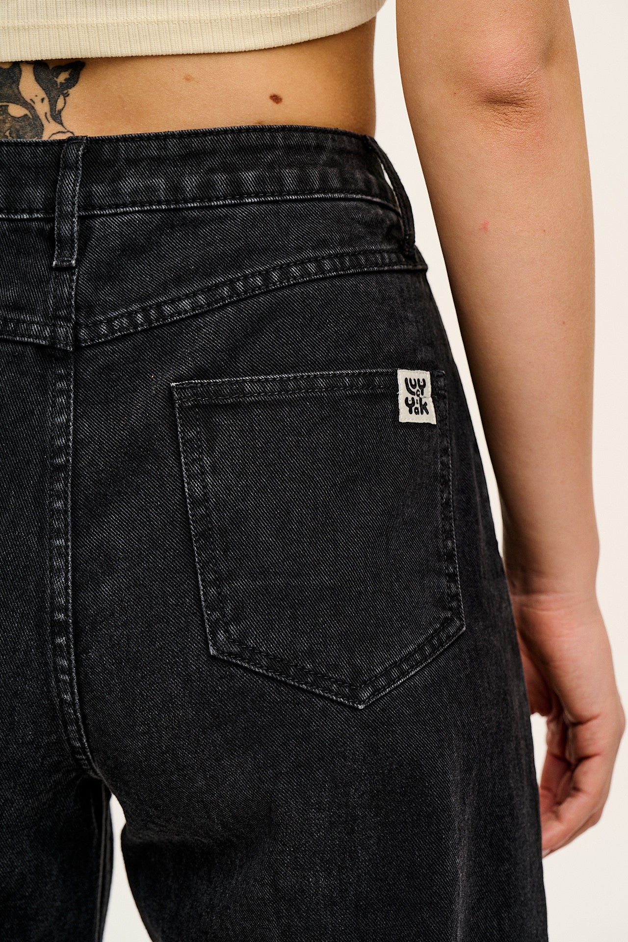 Drew - Cropped Straight Leg Denim Jeans in Washed Black - Image 8