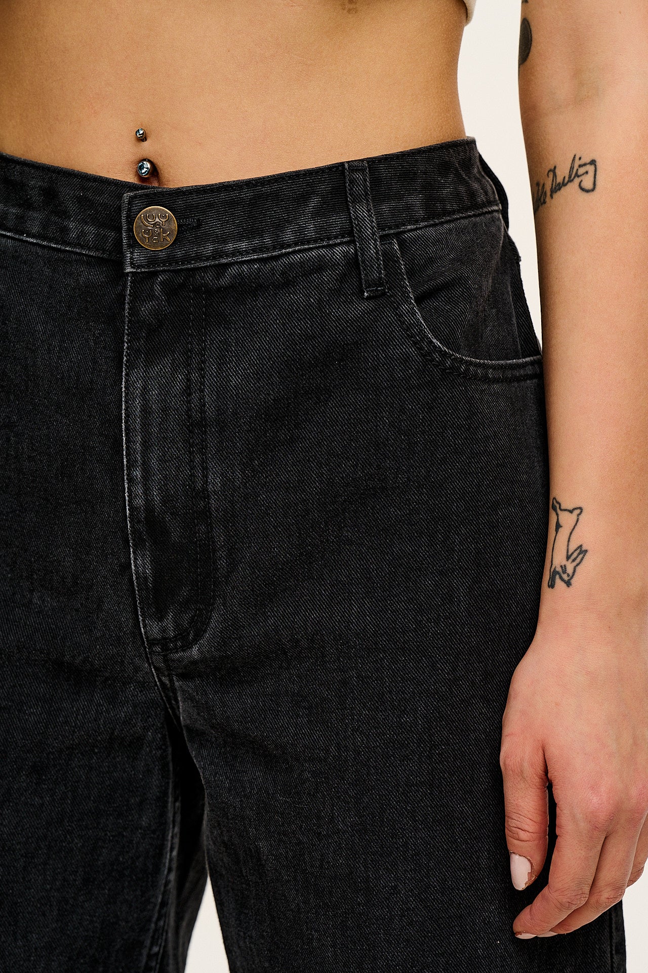 Drew - Cropped Straight Leg Denim Jeans in Washed Black - Image 3
