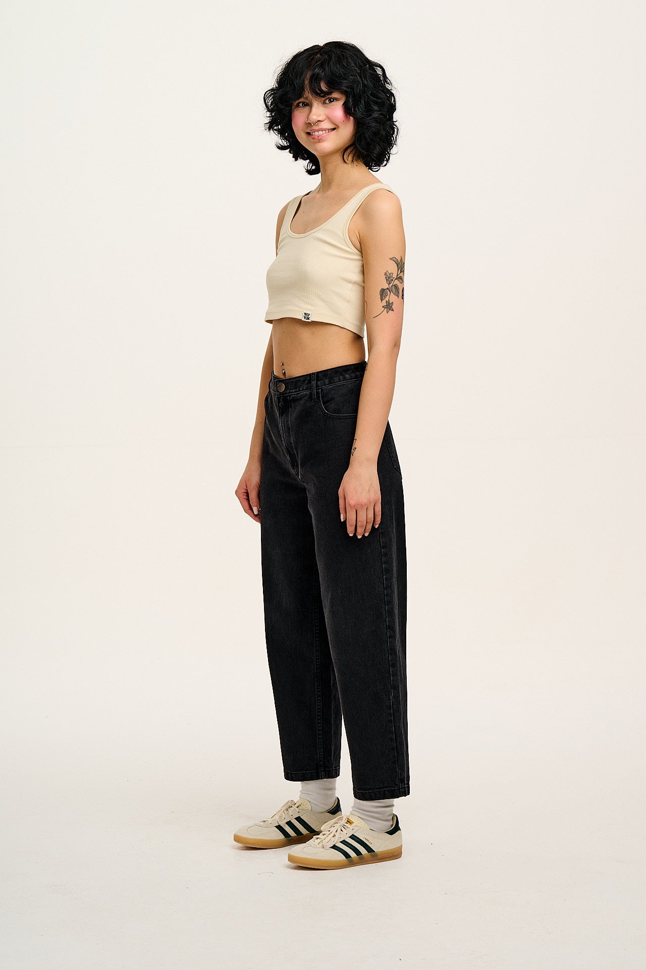 Drew - Cropped Straight Leg Denim Jeans in Washed Black - Image 6