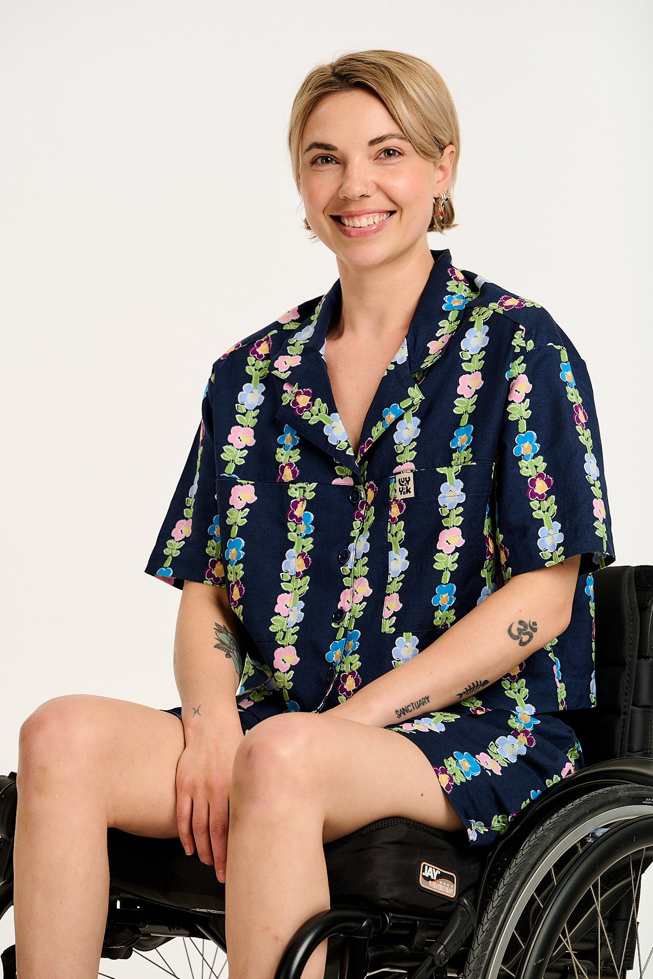 Alfie - Cotton & Linen Shirt in Navy Island Bloom Print - Image 3
