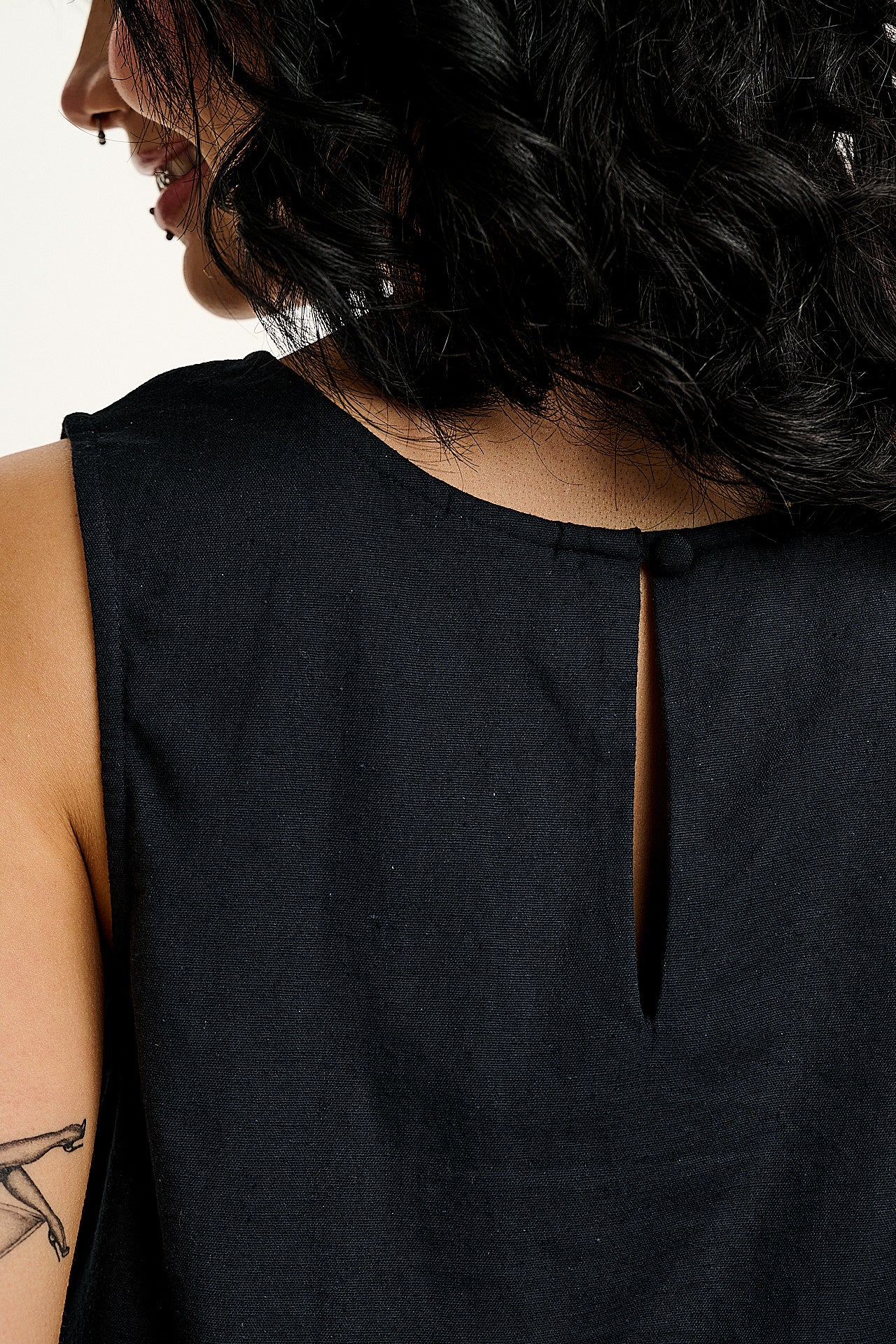 Arden - Cotton & Linen Shell Top in Black - Image 8