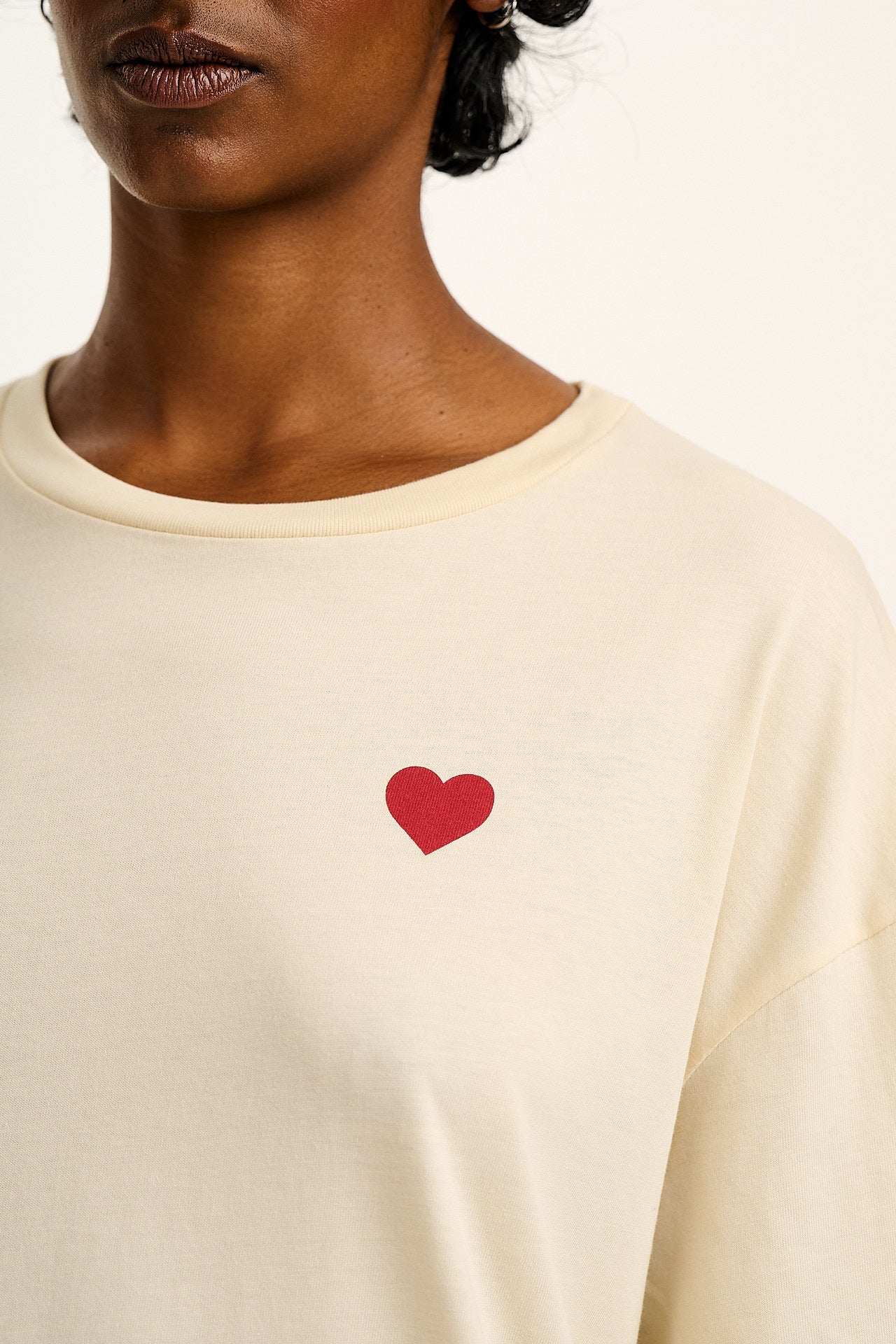 Benny - Organic Cotton Tee in Ecru with Logo Rainbow Stripe Print - Image 4